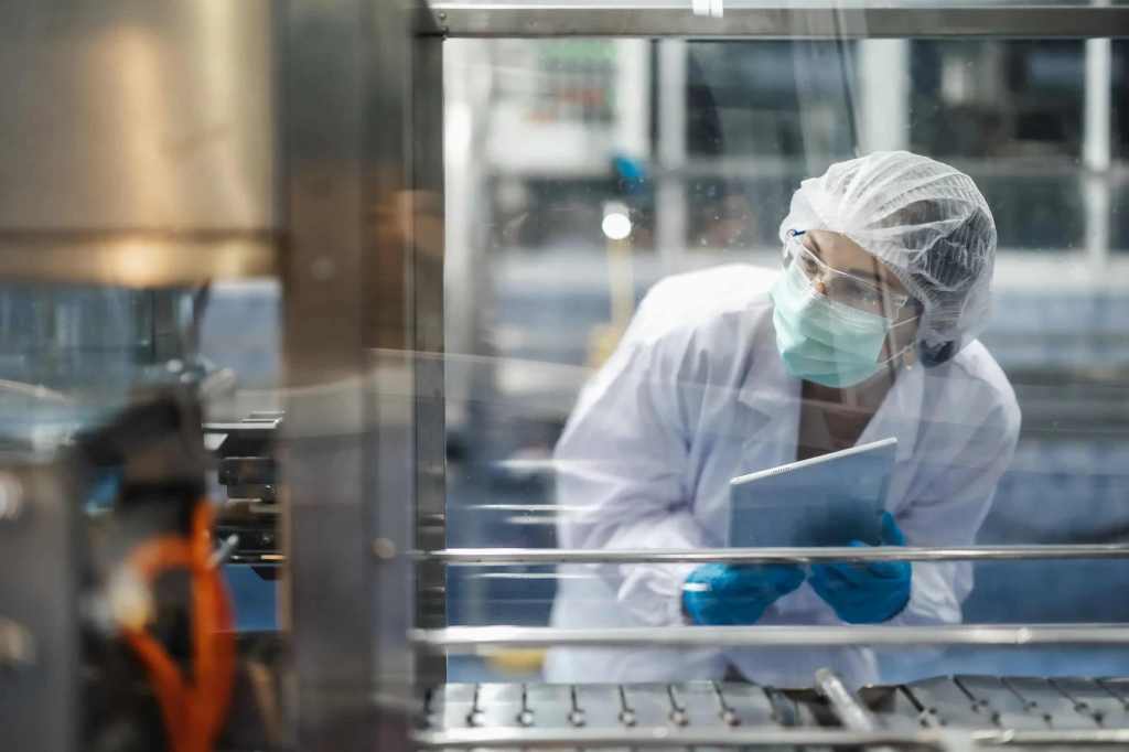A female worker maintaining hygiene standards in a pharmaceutical science laboratory